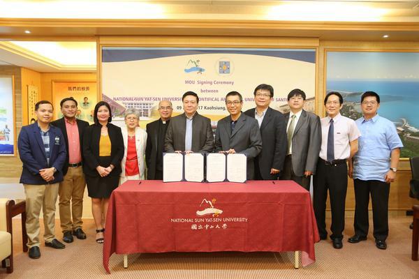 From left: UST Dr.Alejandro S.Bernardo, Dr.Grecebio Jonathan D.Alejandro, Dr.Marilu R.Madrunio, Dr.Belen L.Tangco, Recv. Fr. Jose Antonio E.Aureada,  Rev. Fr. Richard G. Ang, O.P., NSYSU Dr.  Chih-Wen Kuo, Director-General Wen Sheng Tseng of Kaohsiung City Government’s Economic Development Bureau, NSYSU CSEAS Director  Hung-Jeng Tsai, NSYSU Dr. Chyi-Lu Jang, NSYSU CSEAS Vice-director Titus ChenImage