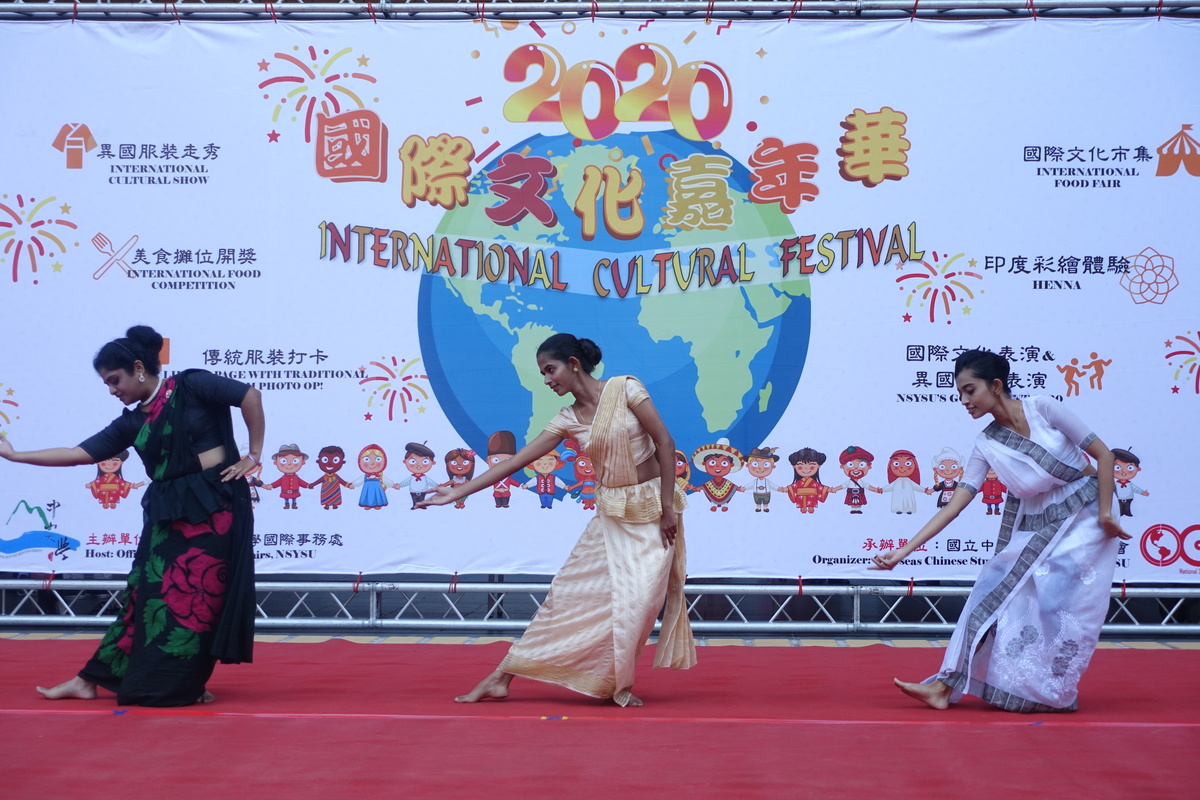 The performance of Sri Lankan students opened the Festival.