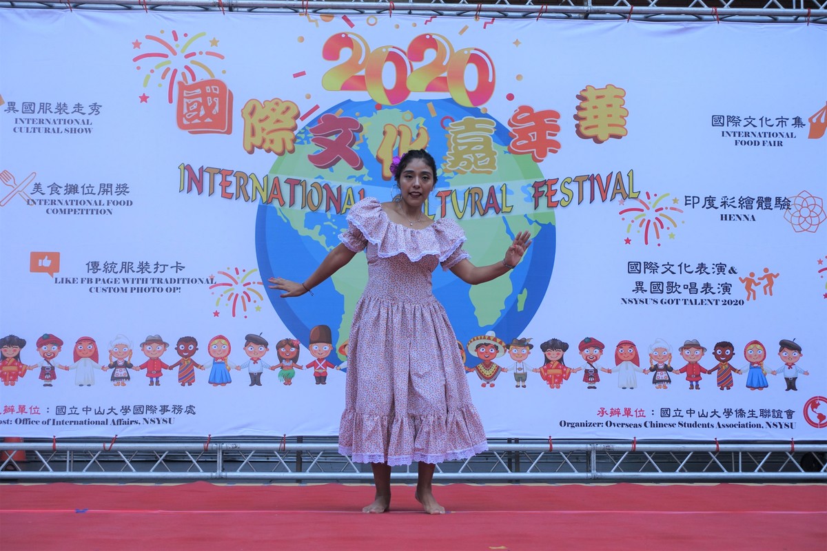 One of the performers, a second-year student of the International Master Program in Asia-Pacific Affairs from Peru Nohelia Rivera wore a traditional powder pink dress and gave a unique dance performance, inviting the audience to join.