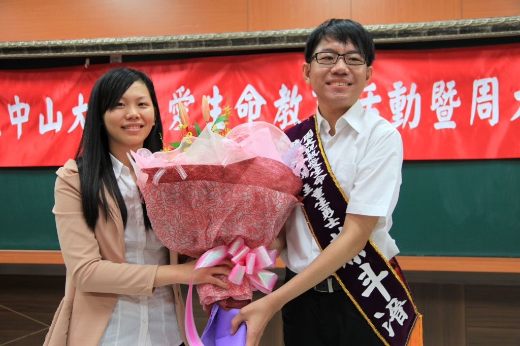 妹妹獻花圖片