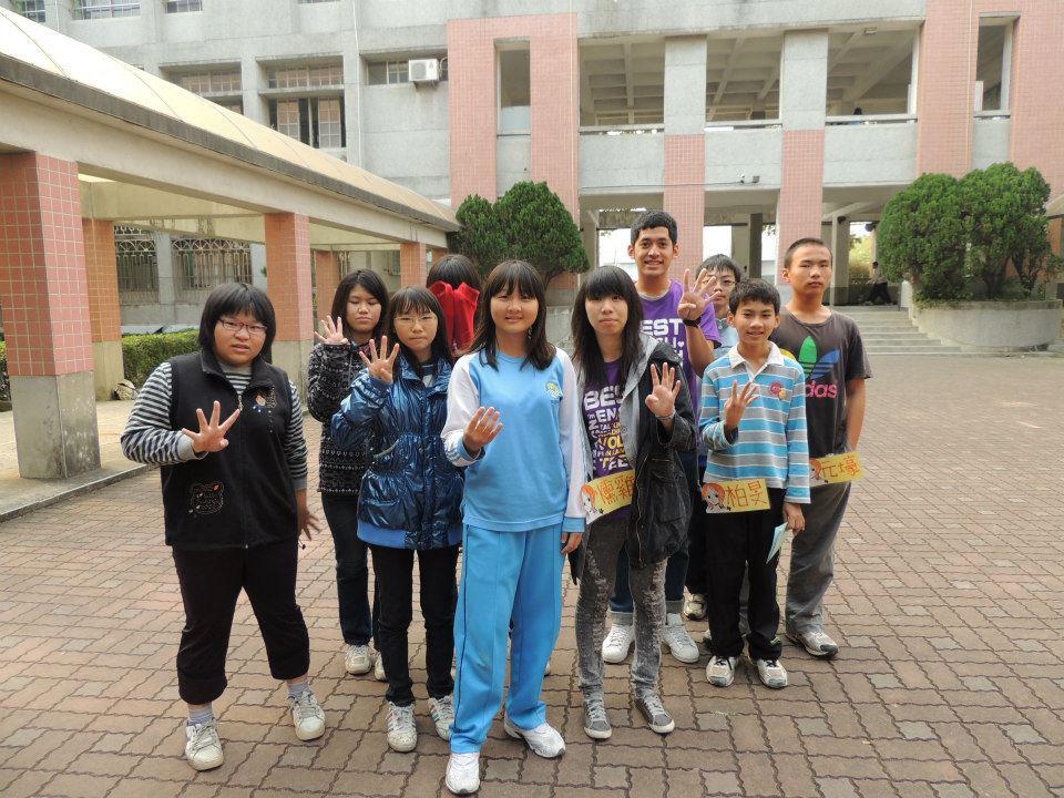 小朋友歡樂合照圖片