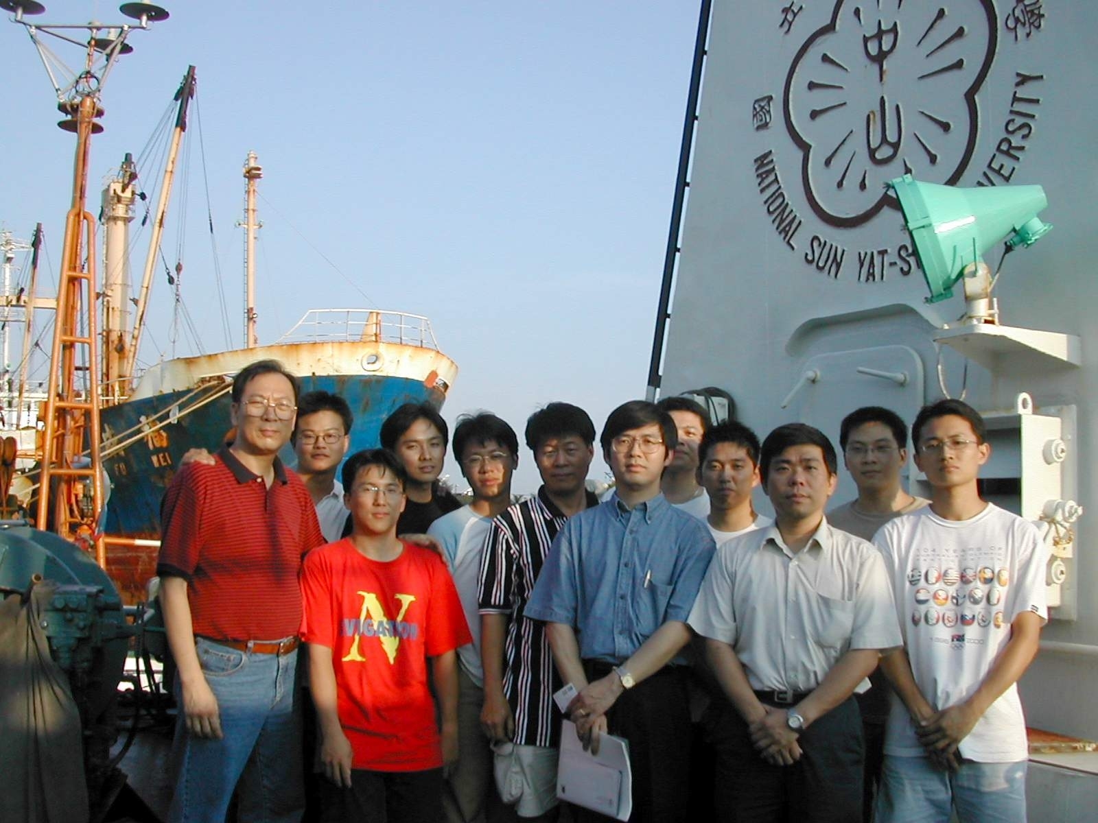 「中山大學海洋科學院探測小組」，由「海研三號」與七名探測人員共同前往華航失事海域進行海底探測工作。圖片