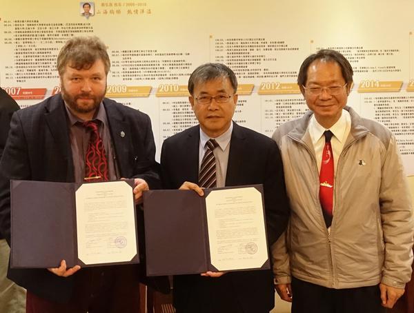 From left: IO RAS Physical Oceanography Division Deputy Director Peter Zavialov, NSYSU President Ying-Yao Cheng, Senior Vice President Yang-Yih ChenImage