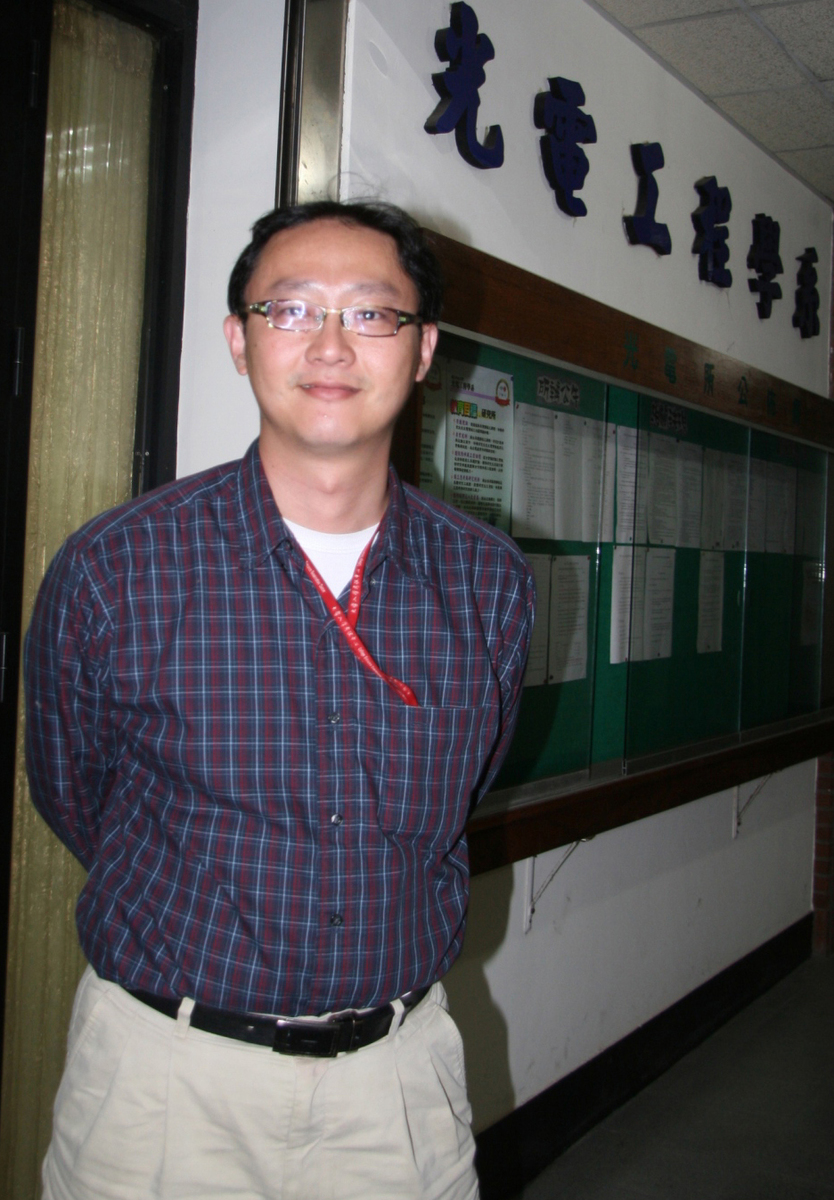 中山大學光電系李晁逵老師圖片