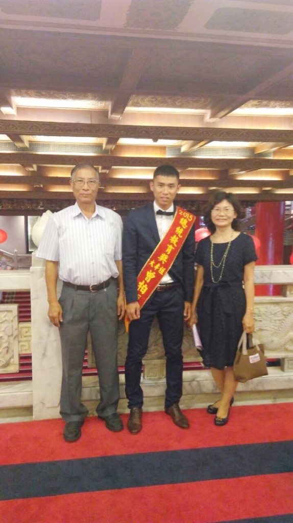與父母合影圖片