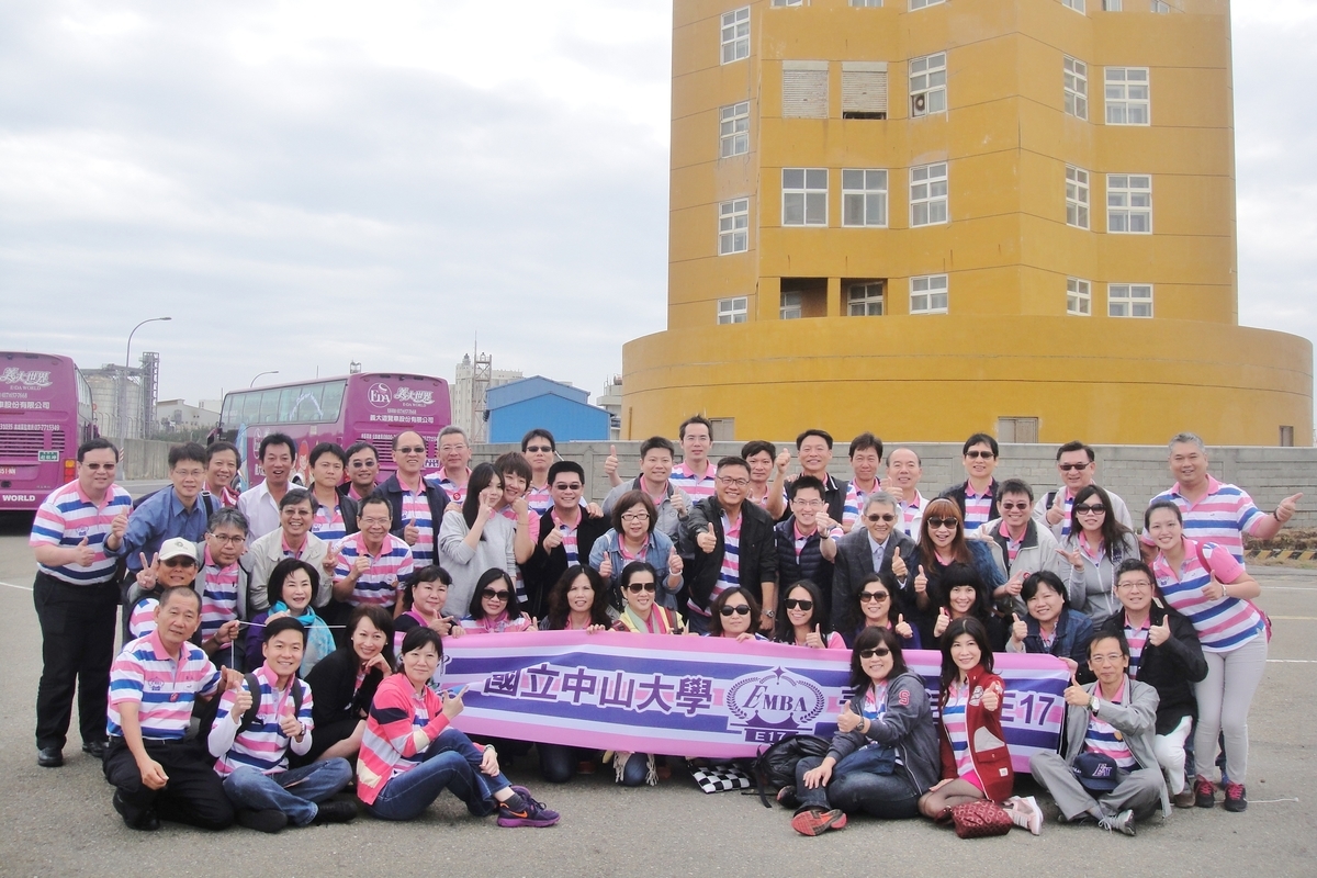 Students of the EMBA program at NSYSU practiced their management skills in different companies. In the photo are the 2016 EMBA graduates visiting companies.Image
