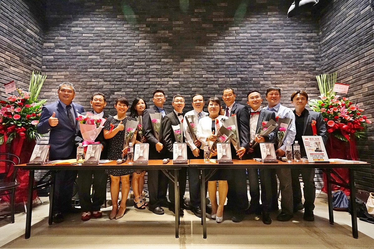 NSYSU EMBA graduates of 2016 published their first book not only to share businesses’ process schemes, but also to pass on the spirit of NSYSU, which became one of the features of EMBA program at NSYSU.Image