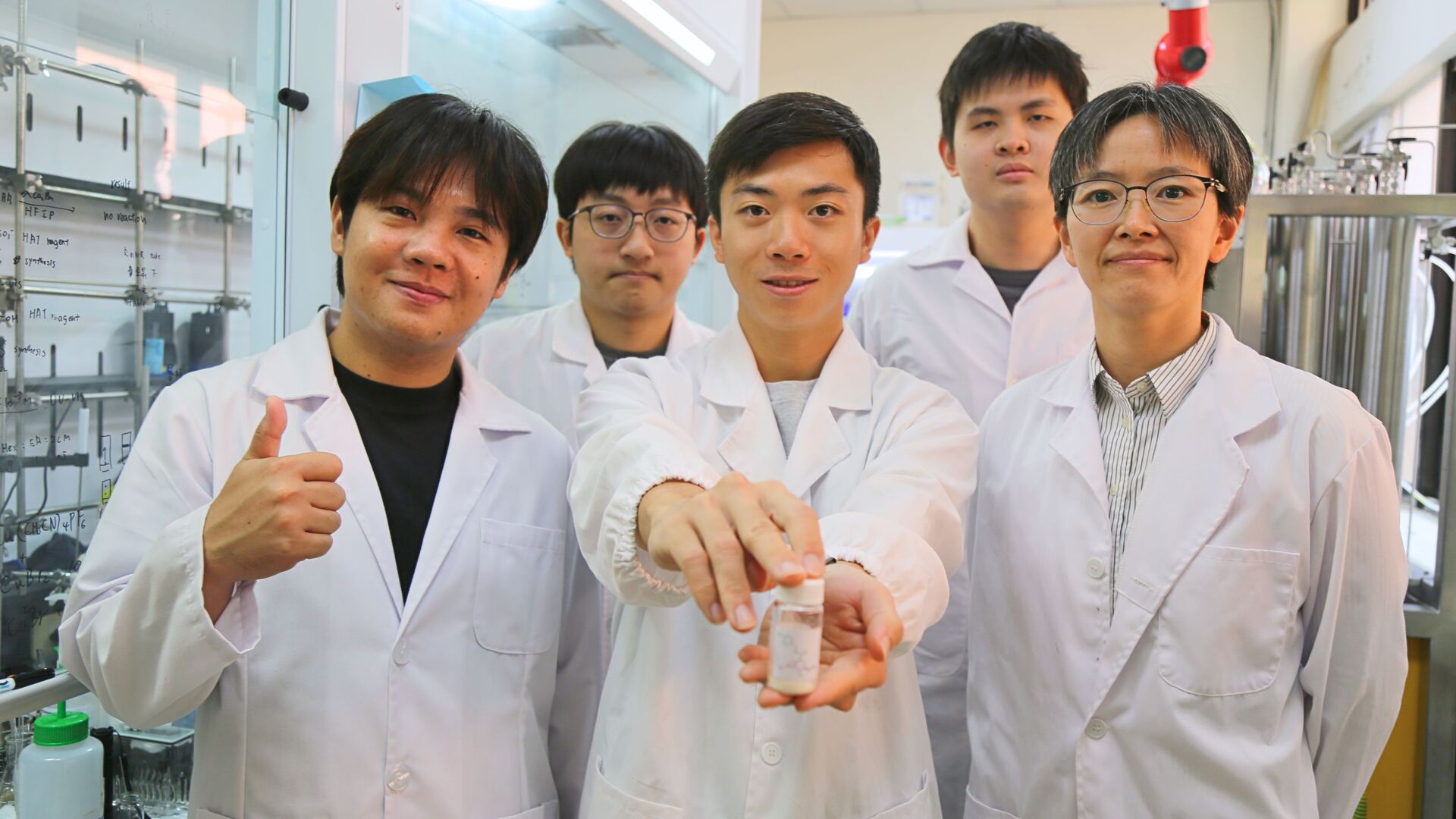 A research team led by Associate Professors Hsuan-Hung Liao and Yu-Ya Lin from the Department of Chemistry at NSYSU has taken on the role of "pharmaceutical chefs." By developing a "one-pot cooking" strategy, they have significantly improved the efficiency of new drug synthesis and opened the door to entirely new types of molecules.Image