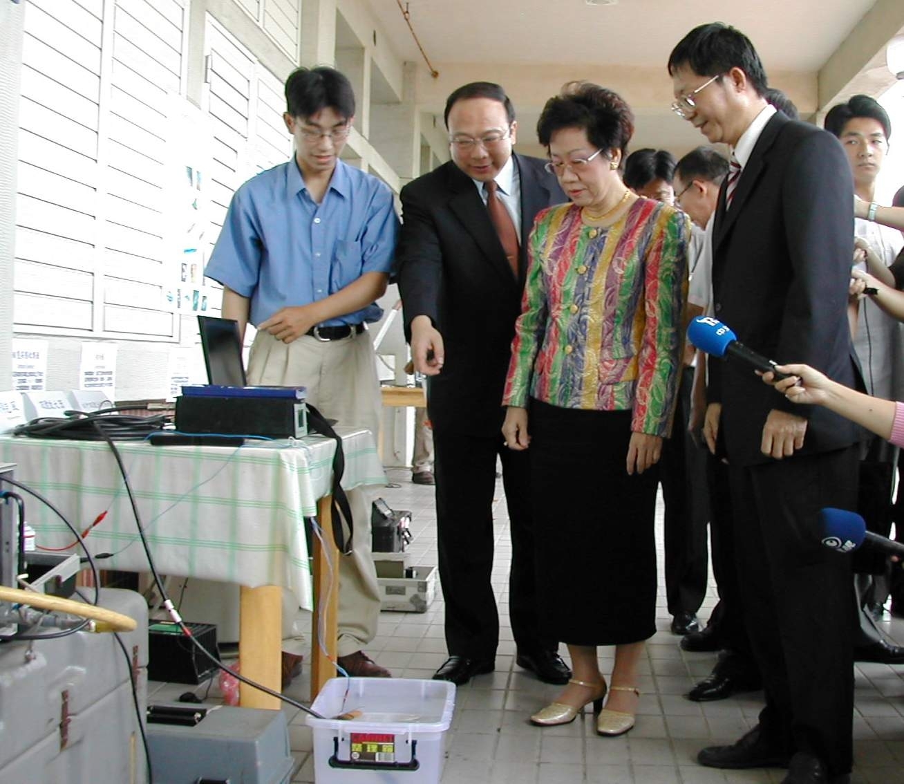 呂副總統參訪中山大學海洋科學學院，在劉維琪校長陪同下了解淺水多音束測深系統的功能。圖片