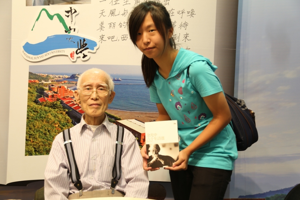 高中生開心簽書合影圖片