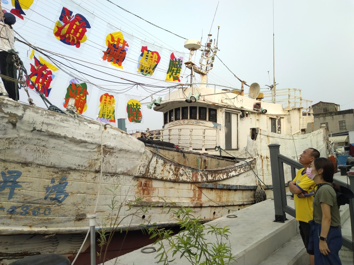 “Good-Wish Flag”. On the right is the Festival curator and Chungchou residentsImage
