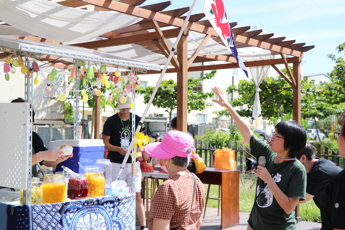 Taiwan Citizens' Alliance for Independent Power Generation used the energy generated by a solar panel to make popcorn and ice desserts.