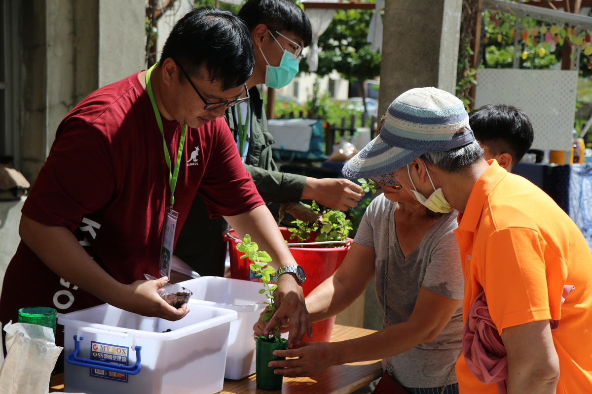 Volunteers of the rooftop vegetable garden of the College of Social Sciences showed how to plant herbs.