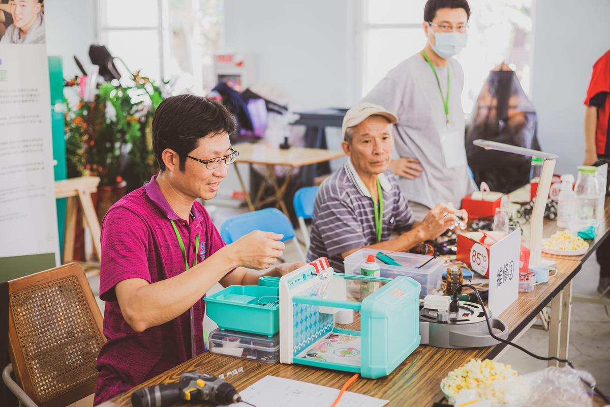 During the event, the Repair Café successfully repaired 8 out of 19 devices, of a total weight of nearly 19 kg, saving 165.5 kg of CO2 emissions.