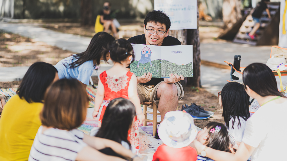 Taiwan Obasan Political Equality Party and the Association of Parent Participating Education in Taiwan organized an event to teach children to take care of the planet through reading picture books on environmental protection.