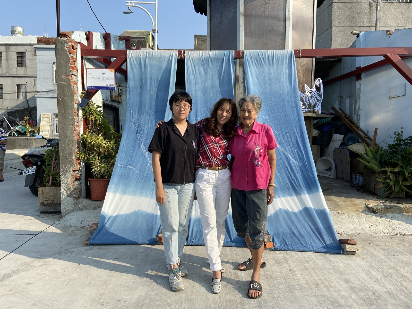 From the left is curator Feng-I Hsieh with her mother and grandmother.Image