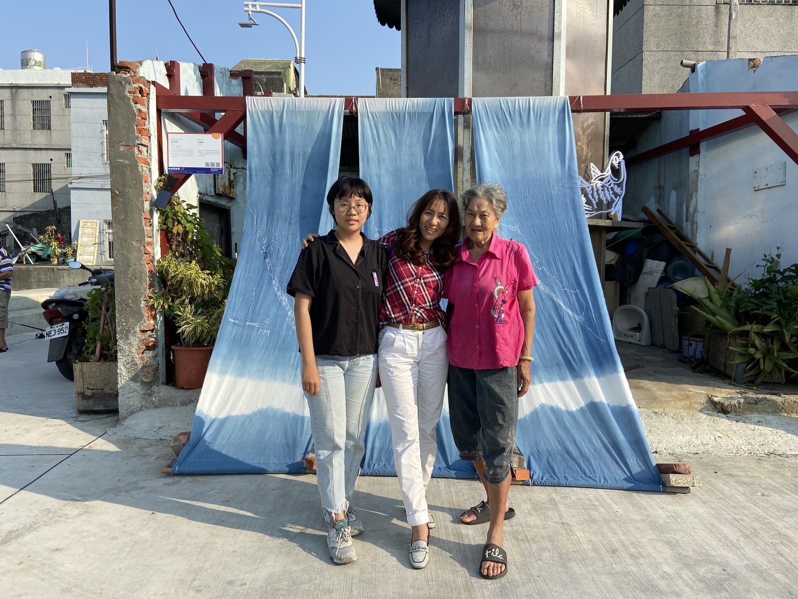 From the left is curator Feng-I Hsieh with her mother and grandmother.