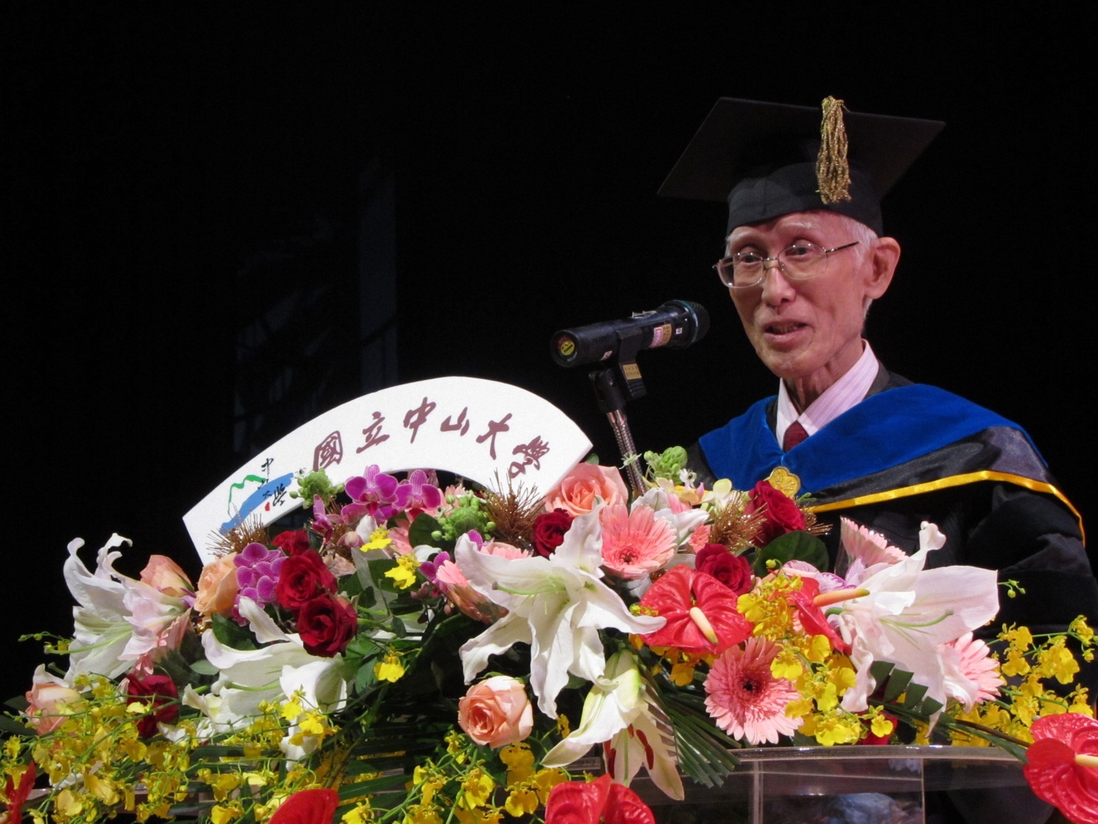 獲頒本校名譽博士圖片