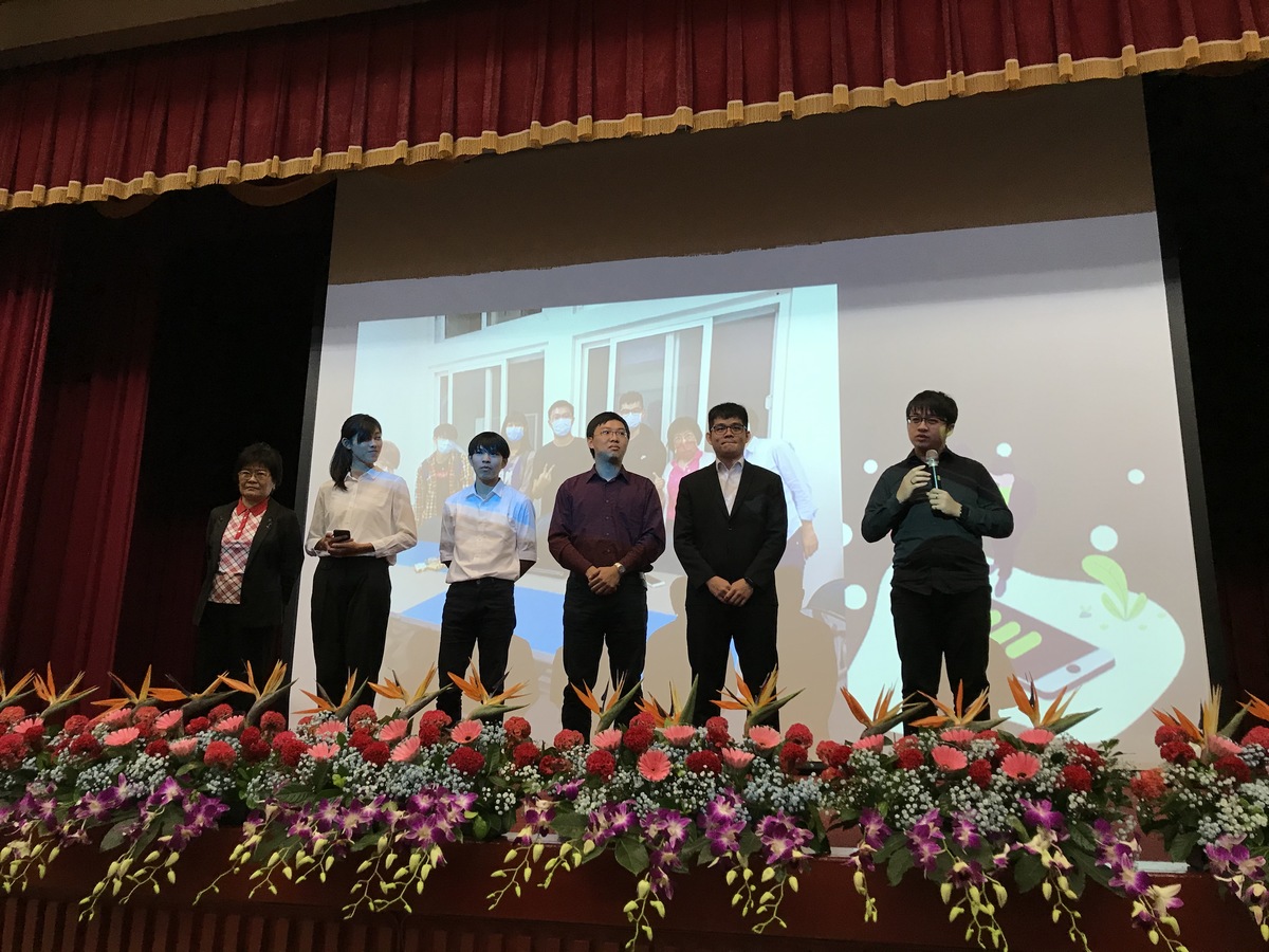 Chairwoman of NSYSU Department of Oceanography, Professor Meng-Hsien Chen (first on the left) led the team of students – Front-Line Carbon Detection Team, which participated in the first University Carbon Footprint Reduction Competition organized by the Ministry of Education, and won the Excellence Award as the only team in Taiwan.