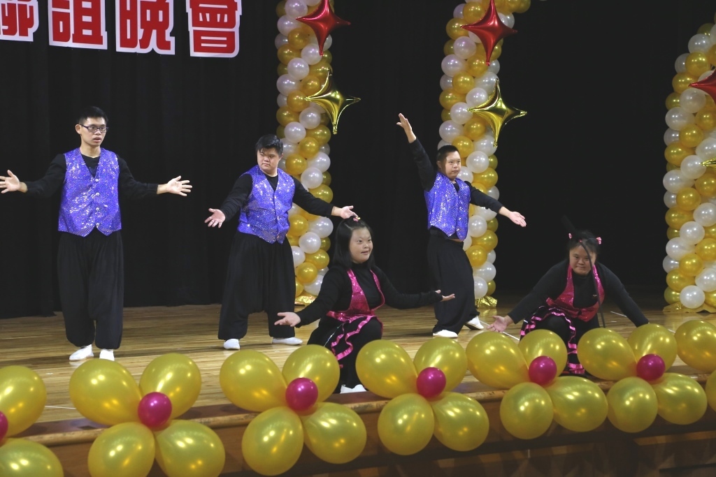堂寶寶表演圖片