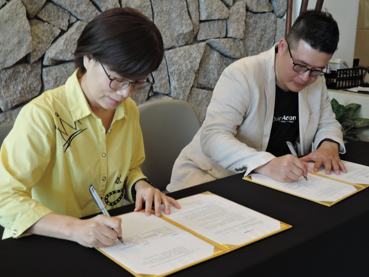 Professor Ching-Li Yang (on the left), the Executive Director of NSYSU Social Engagement Center, signing the MOU with Kevin Yang, the Executive Director of 5% Design Action - Social Design Platform.