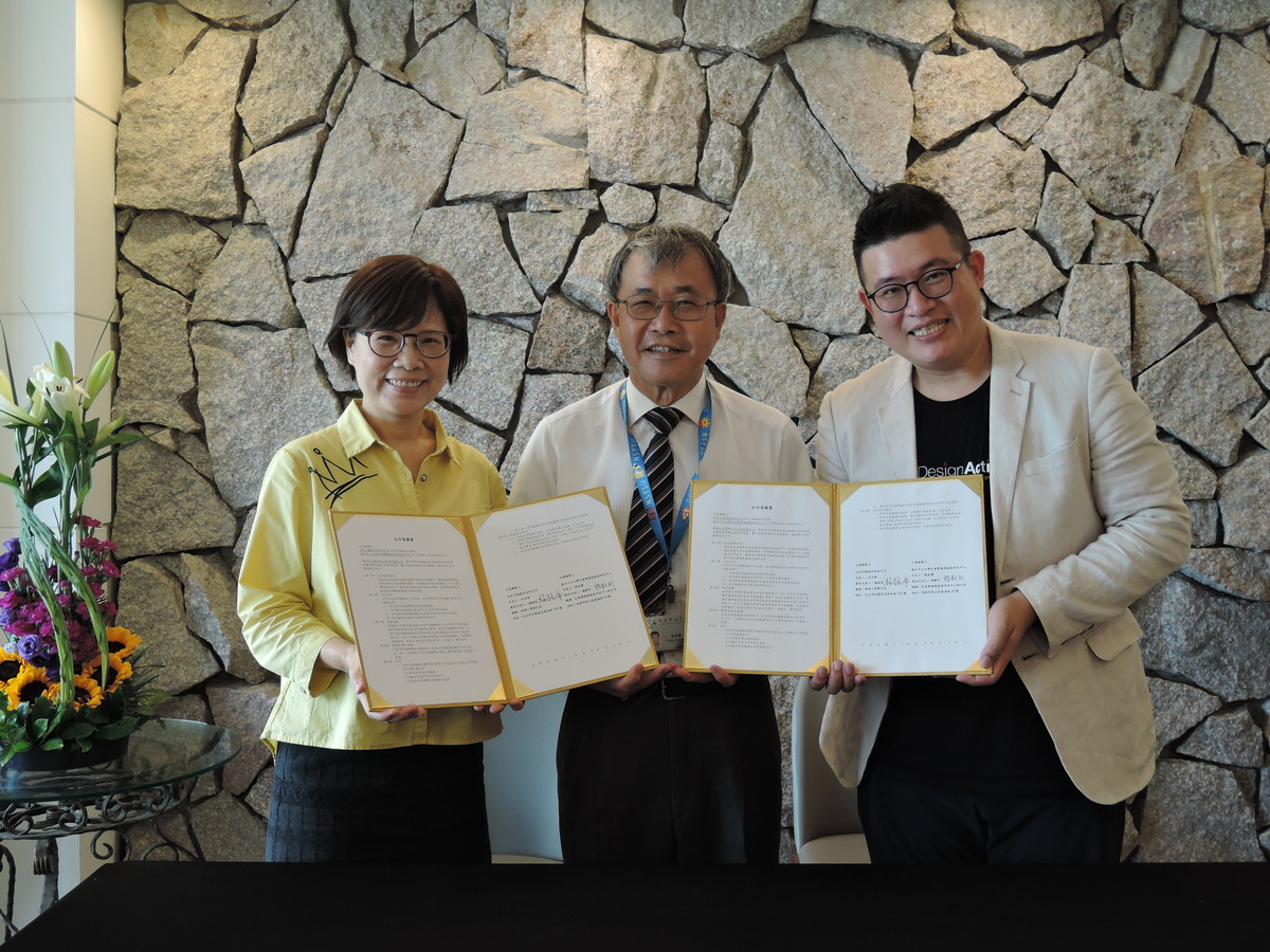 From the left are the Executive Director of NSYSU Social Engagement Center Professor Ching-Li Yang, NSYSU President Ying-Yao Cheng, and Kevin Yang, the Executive Director of 5% Design Action - Social Design Platform.