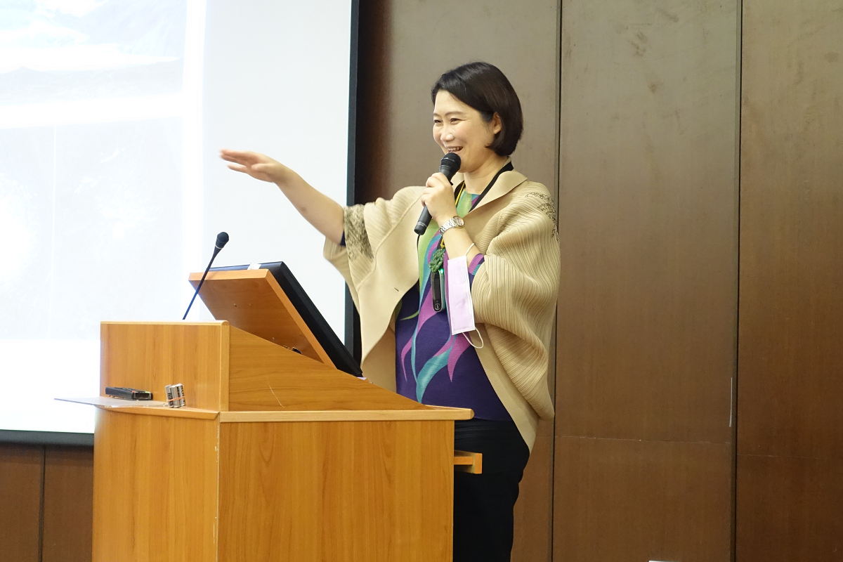 Associate Professor Chia C. Wang, Director of ASRC informed the audience that aerosols exert profound impacts on climate changes, as they can affect the cloud formation dynamics, absorb and scatter solar radiation, and influence atmospheric processes.