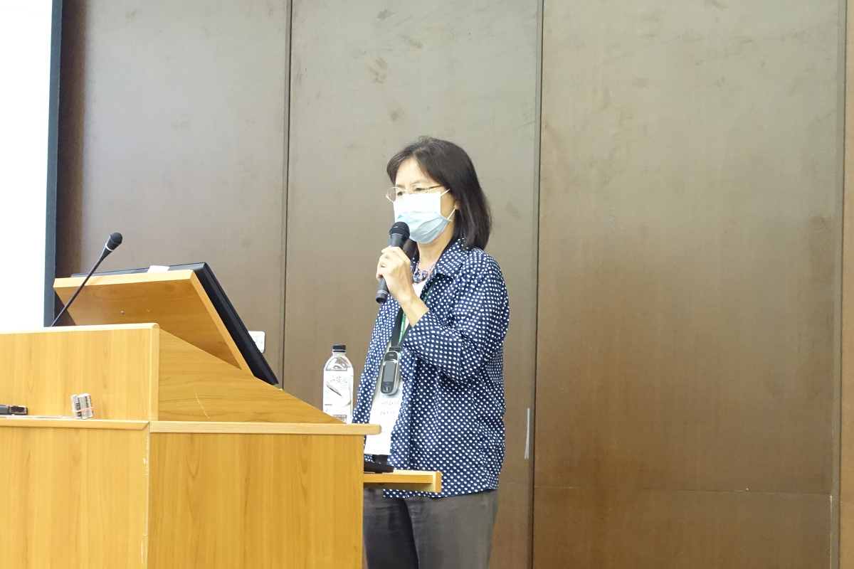 Professor Li-Lian Liu of the Department of Oceanography, NSYSU, explained how the changing components of the atmosphere affect the ocean and introduced her research on fossil-fuel PM1 accumulation in marine biota.