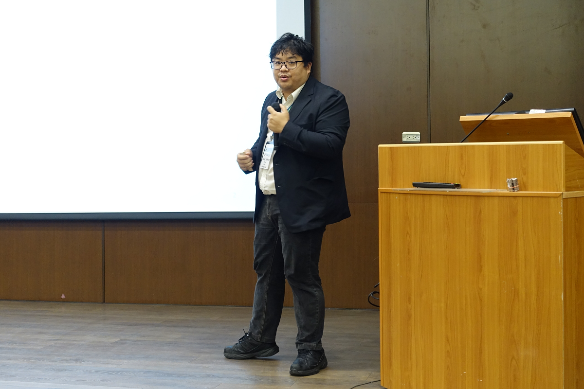 Assistant Professor Cheng-Chau Chiu of the Department of Chemistry, NSYSU, presented solutions to the challenges of hydrogen economy.