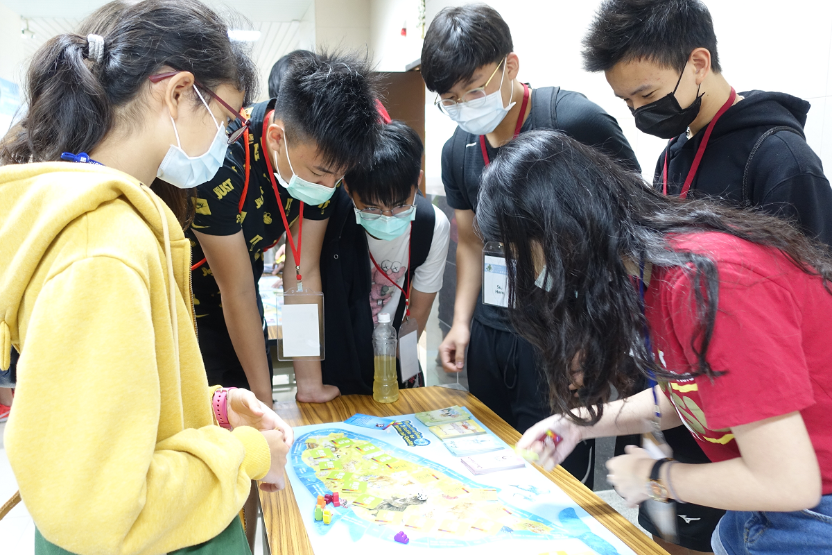 With the help of student ambassadors and under the guidance of Paichi Pat Shein, Director of the Education Promotion Division, ASRC, and Professor of the Institute of Education, KAS students played an educational board game – “Protecting Gaia: A Battle for Better Air Quality”, launched by ASRC.