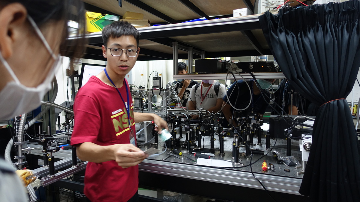 Visit to Single Aerosol Optical Tweezer Lab developed by Assistant Professor Yuan-Pin Chang.