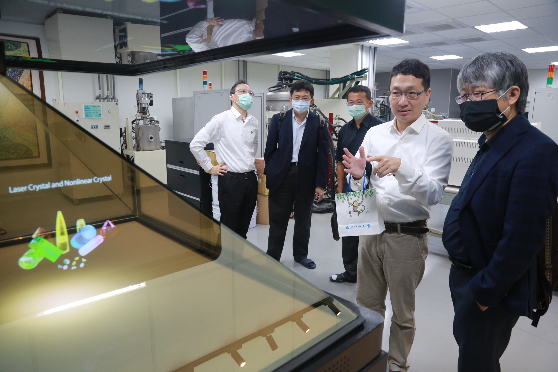 The Center of Crystal Research at NSYSU is the first among universities in Taiwan to develop equipment and technologies for growing a third-generation semiconductor material – silicon carbide crystals. The Political Deputy Minister of the Ministry of Science and Technology, Dr. Minn-Tsong Lin (first on the right), visited the Center last month. Second from the right is the Director of the Center of Crystal Research, Professor Mitch Chou. /Photo courtesy of NSYSU