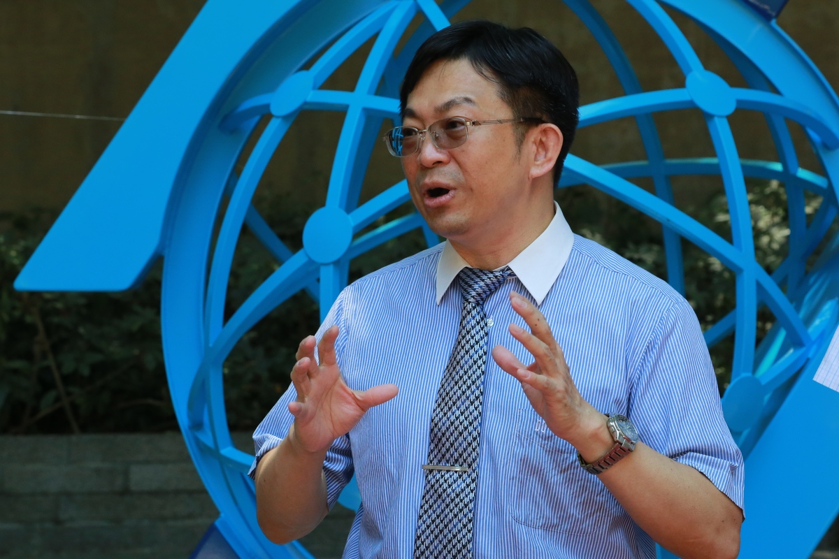 Dean of the College of Engineering Chih-Peng Li explained the concept of the 3D logo installation.Image