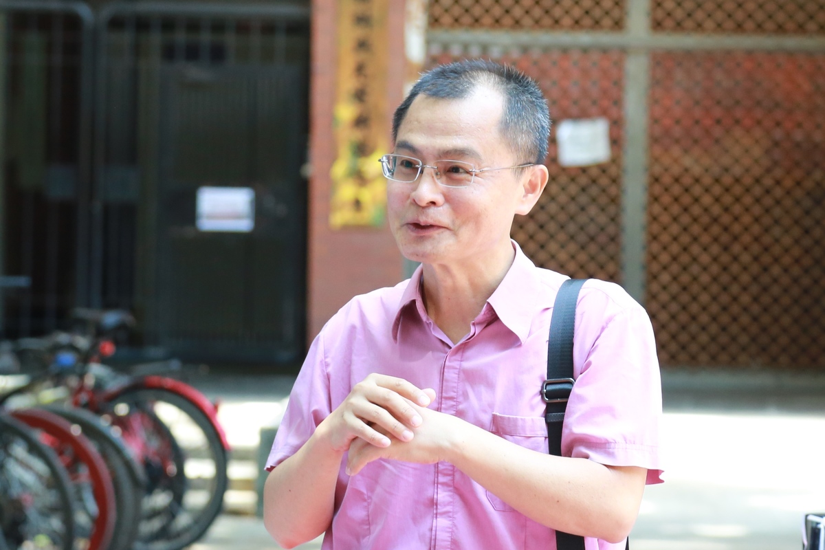 Assistant Professor Tseng described the process of turning the logo into a 3D installation.Image