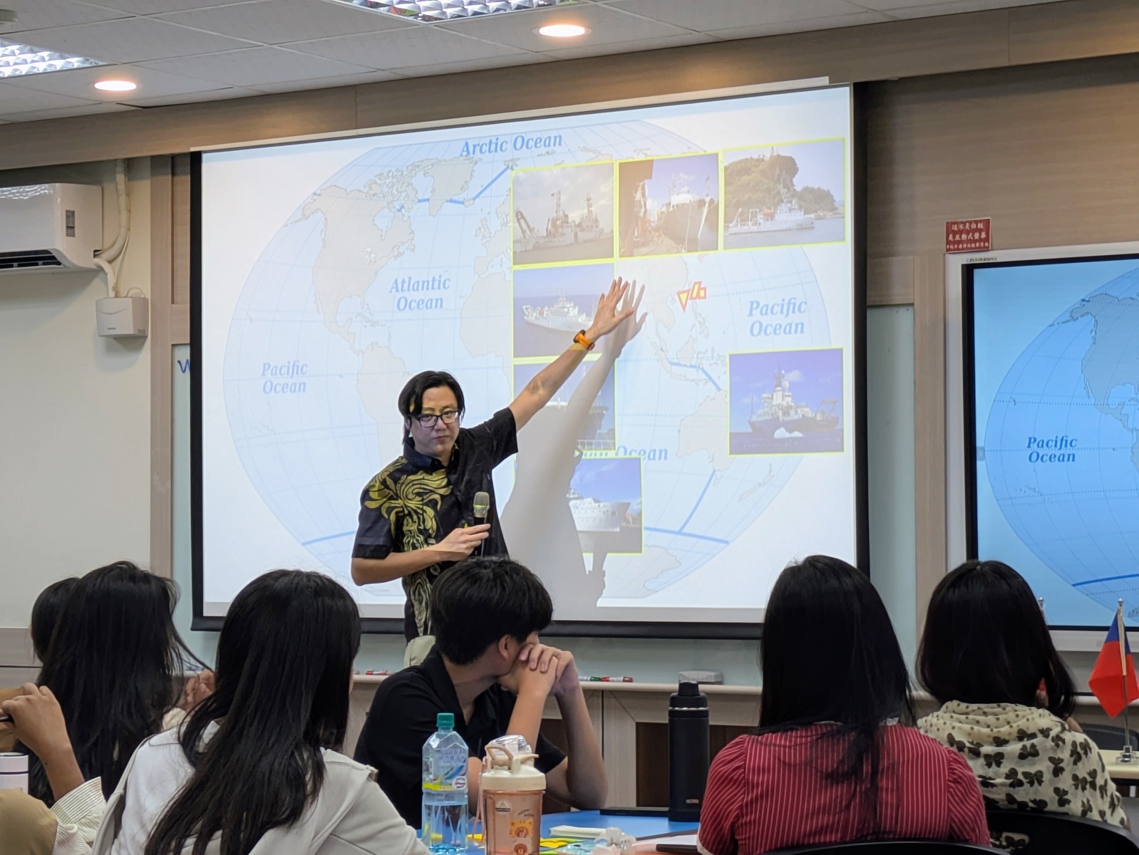 Dr. Tuo Sing-how of the Department of Oceanography at NSYSU gives a lecture on marine ecology and sustainable development.Image