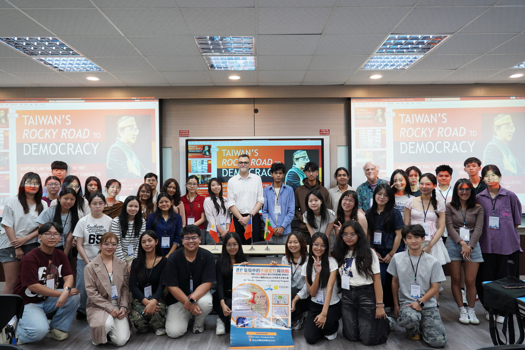 Eryk Michael Smith, Chairperson of the American Chamber of Commerce in Kaohsiung and host of the Taiwan history podcast Formosa Files, gives a lecture on the history of Taiwan’s democratic development.Image