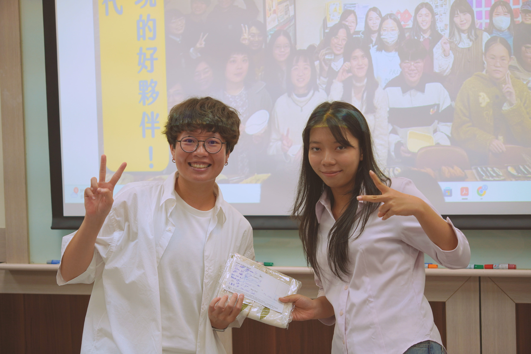 Ms. Chih Hsin-chi from the Garden of Hope Foundation (left) introduces empowerment programs and practice spaces for adolescent girls.Image
