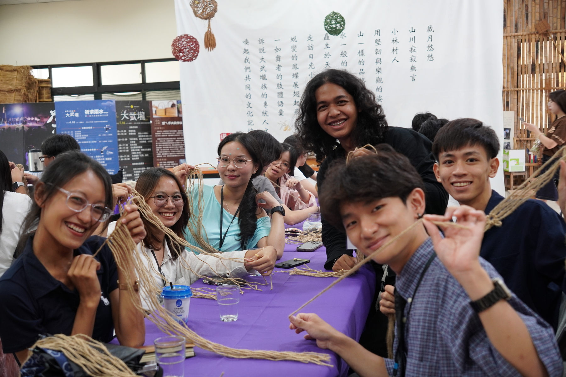Participants visit the Sunlight Xiaolin Community in Shanlin District and experience making handwoven ramie cup holders.Image