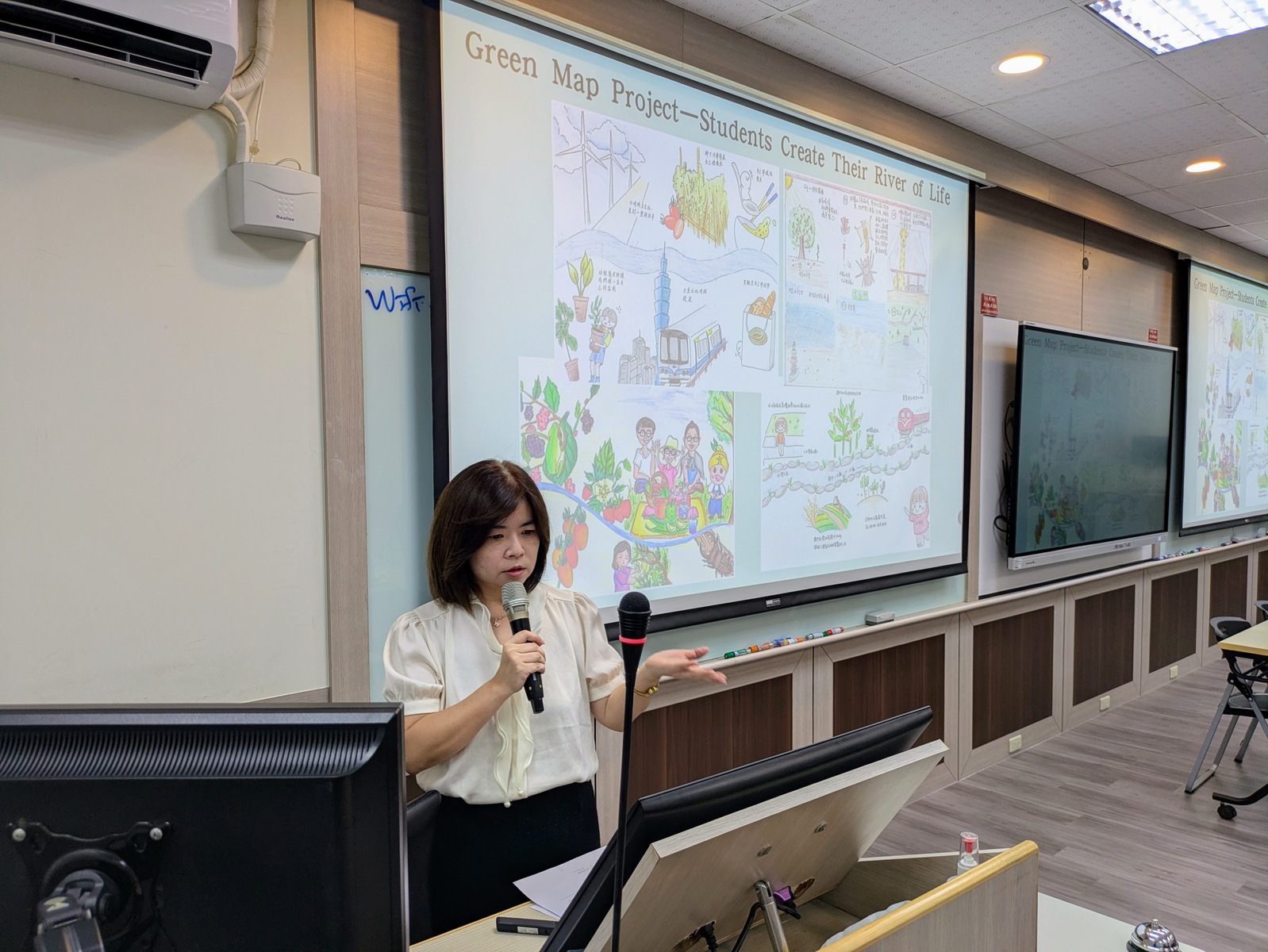 Ms. Hung Chin-hui, Director of Library at Kaohsiung Municipal Tsoying Senior High School, explains the design of place-based education.Image