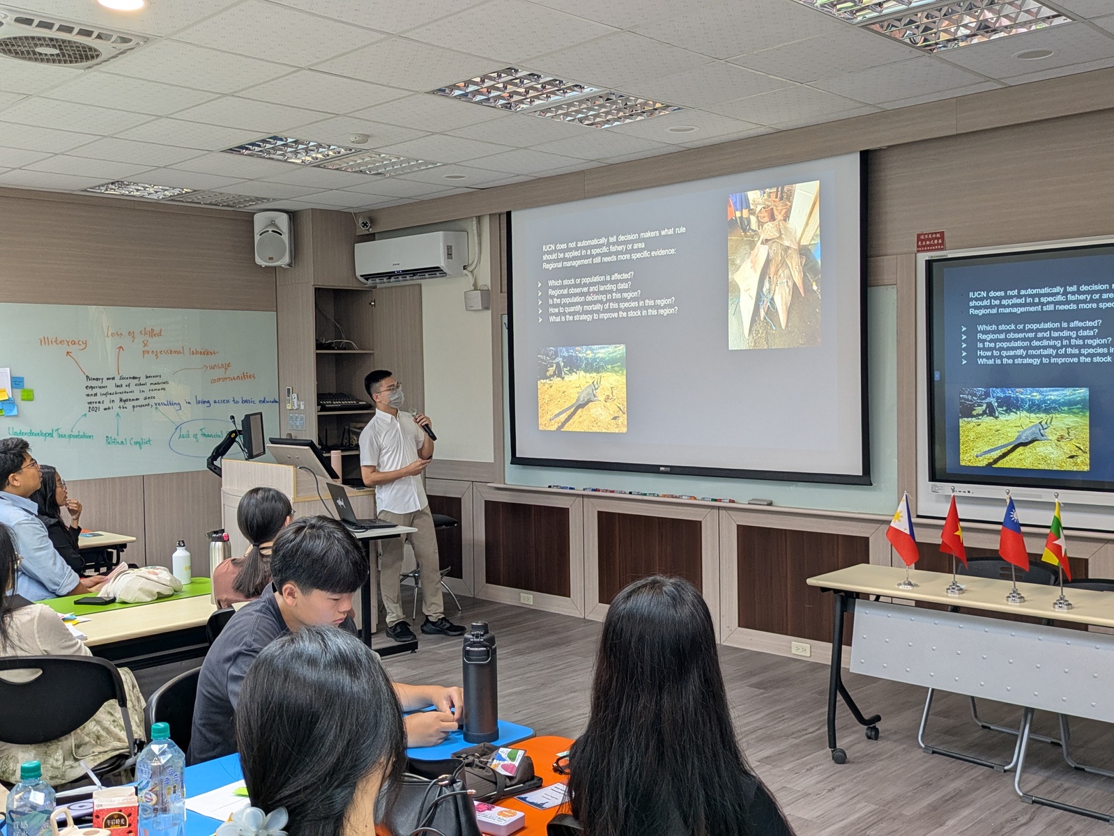 Mr. Chen Ming-jhang, an alumnus of the Department of Political Economy at NSYSU and ESG and Sustainability Planner for Deep-Sea Fisheries, explains shark conservation and ESG prospects through scientific and statistical approaches.Image