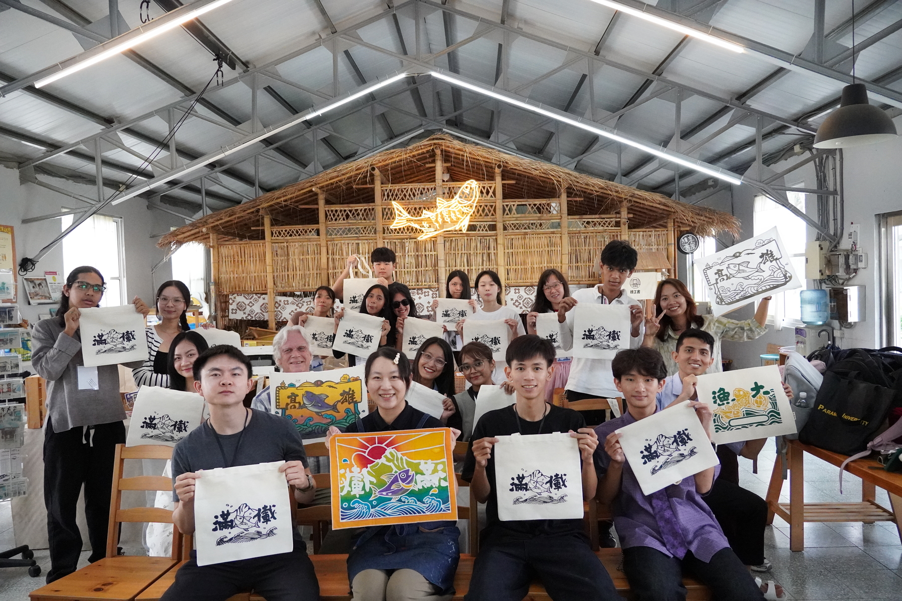 Participants visit NSYSU’s Cijin Social Innovation Base and experience making screen-printed “big catch flag” tote bags.Image