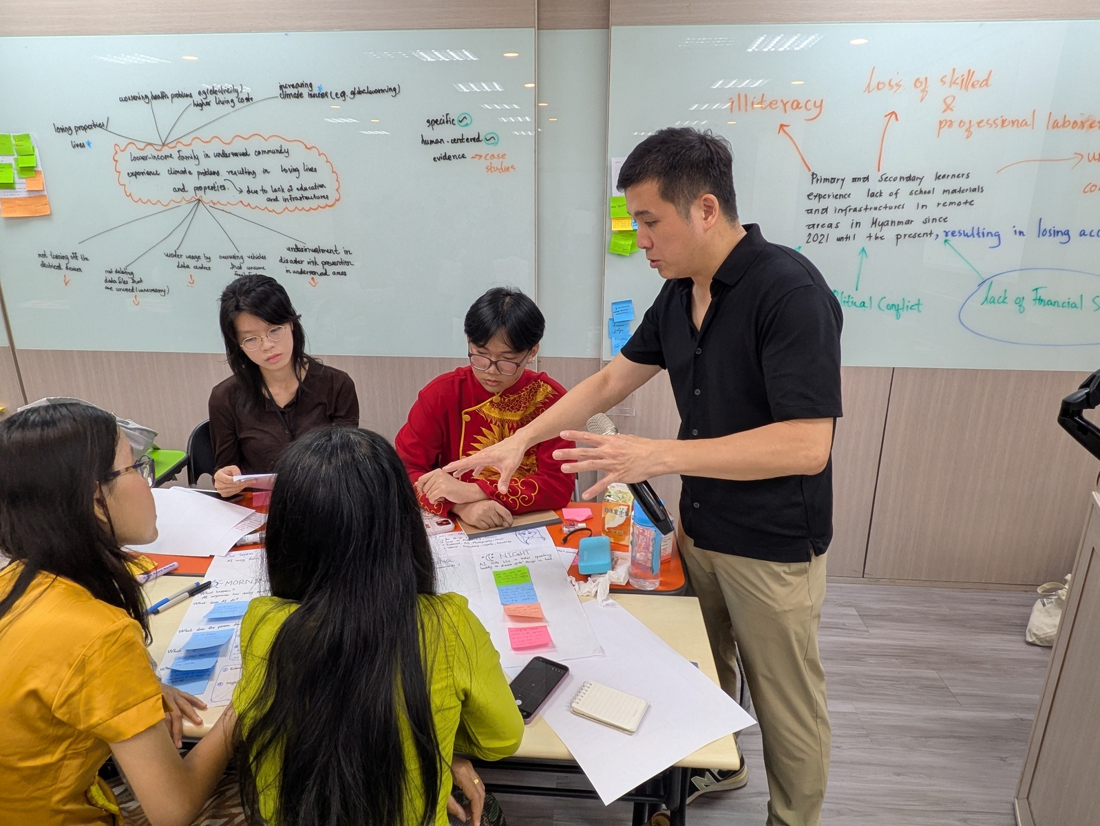 Dr. Sung Shih-Hsiang, Director of the Program in Interdisciplinary Studies at NSYSU, guides students in thinking about AI and future social development through anthropological methods.Image