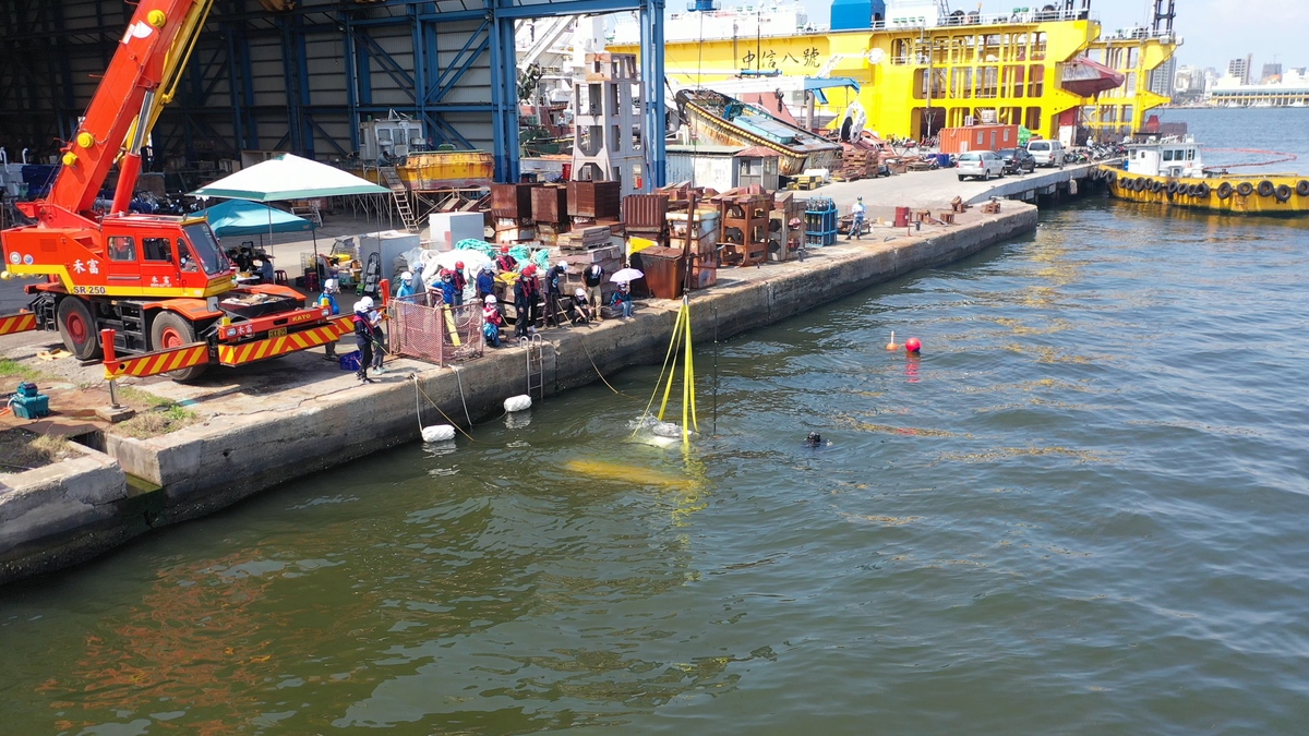 NSYSU’s developed first MIT small submarine completed its first manned underwater dive in the shipyard of Jong Shyn Shipbuilding reaching a depth of 5 meters to test its life support system and first cruise at a fixed depth.