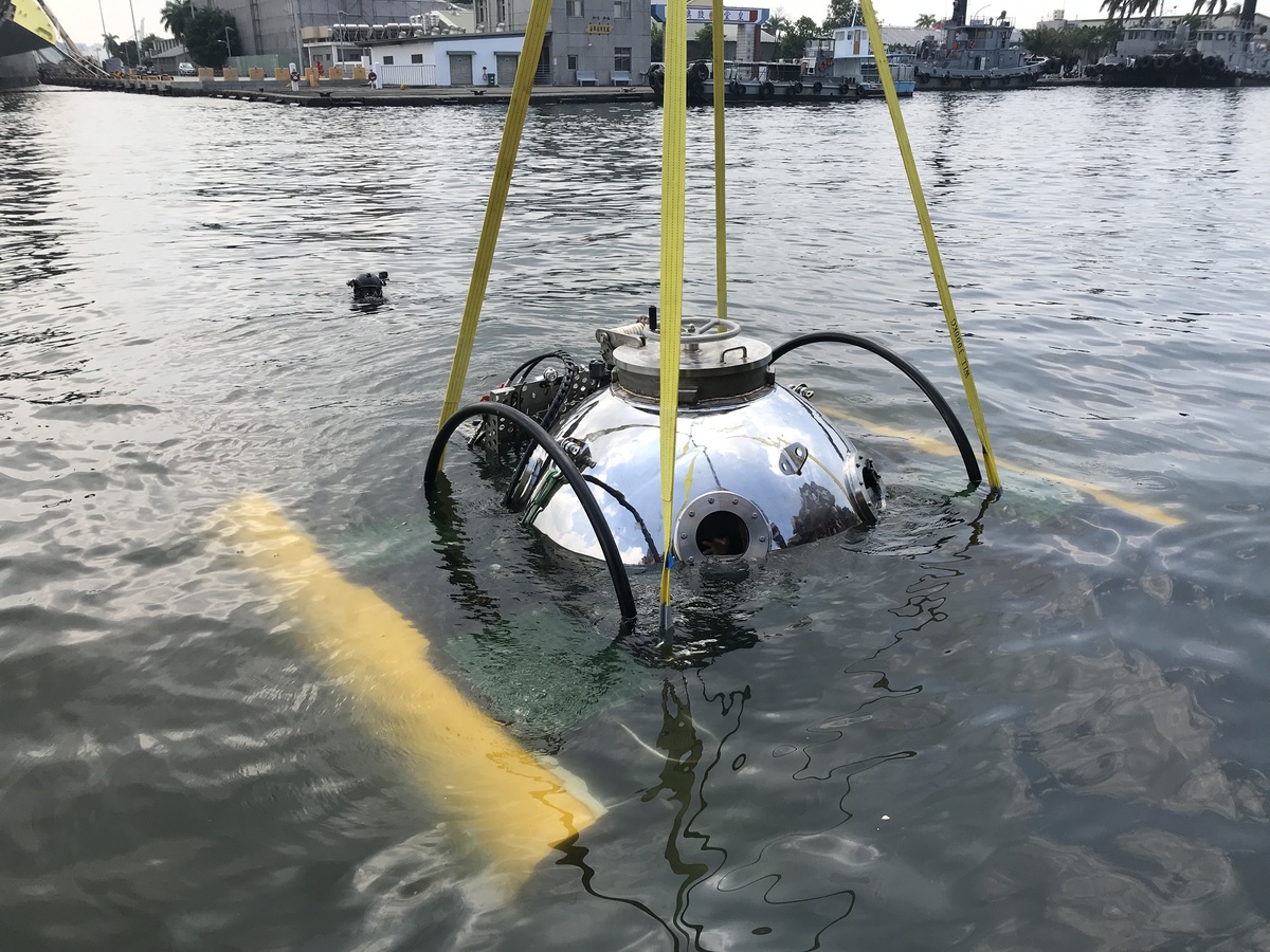 First manned underwater dive of NSYSU’s developed MIT small submarine in Kaohsiung Harbor accomplished