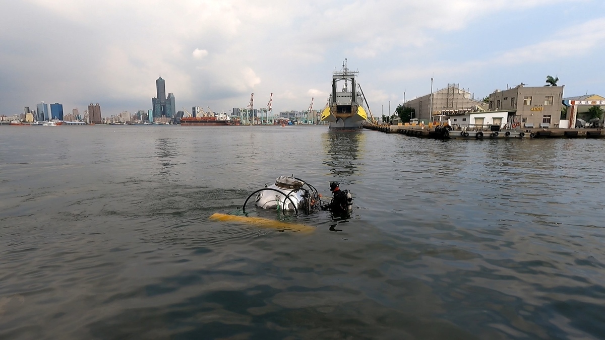 First manned underwater dive of NSYSU’s developed MIT small submarine in Kaohsiung Harbor accomplished