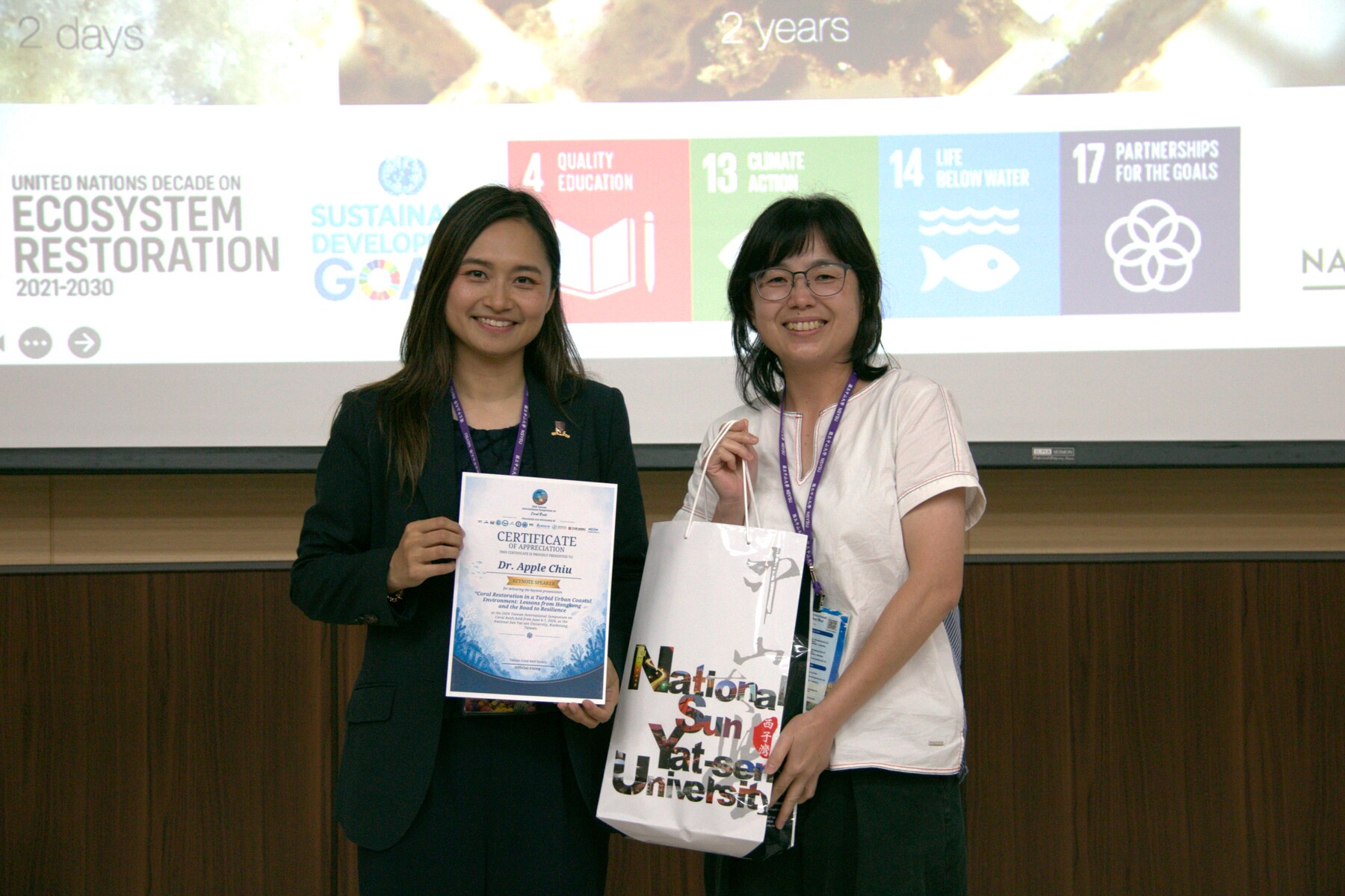 Assistant Professor Apple Pui Yi Chui of the Chinese University of Hong Kong shares insights into coral reef restoration and related public education in the Hong Kong Special Administrative Region. On the right is Assistant Professor Mei-Fang Lin of the Department of Marine Biotechnology and Resources, NSYSU.Image