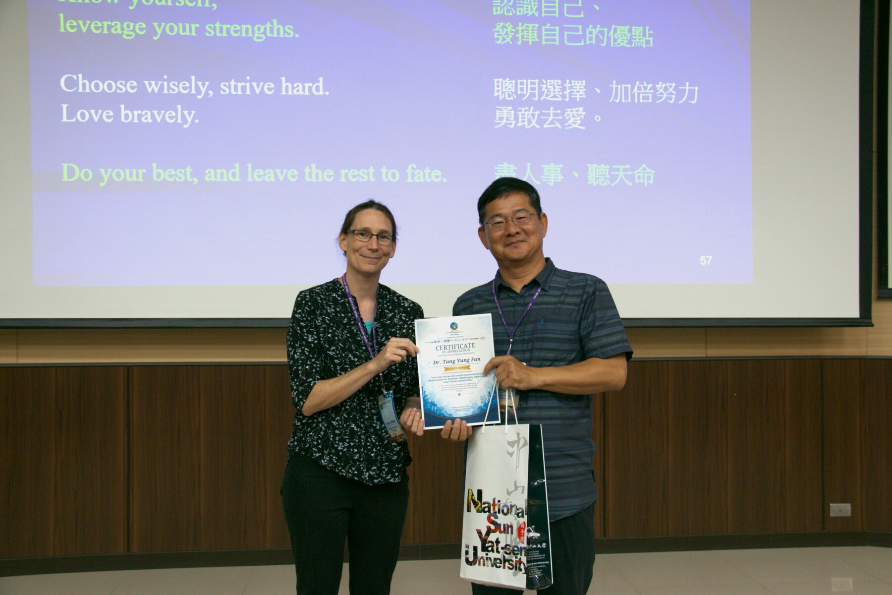 Research Fellow Tung-Yung Fan of the National Museum of Marine Biology and Aquarium and Adjunct Professor in the Department of Marine Biotechnology and Resources at NSYSU (right) shares updates on the current status of coral reef conditions and restoration efforts in Taiwan.Image
