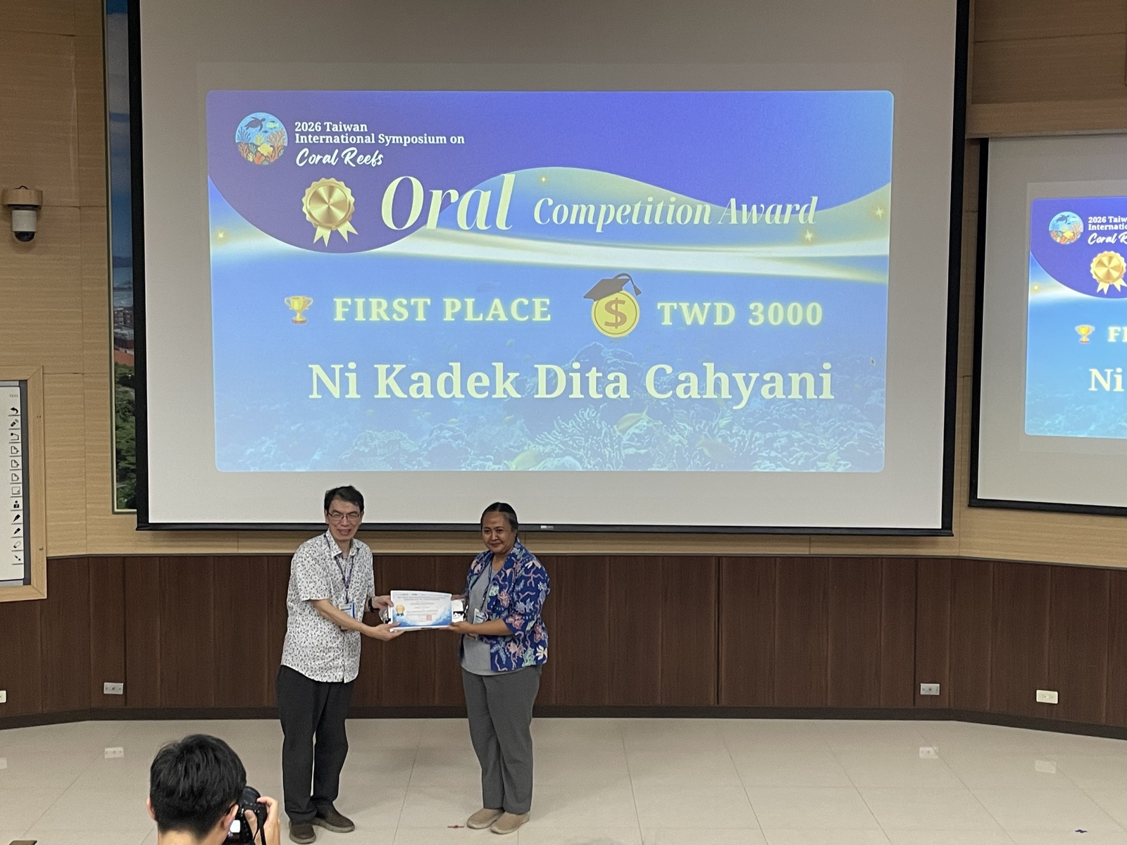 Dr. Dita Cahyani (right) receives the First Place in the Oral Presentation Competition Award from Sen-Lin Tang, President of the Taiwanese Coral Reef Society and Research Fellow at the Biodiversity Research Center, Academia Sinica.Image