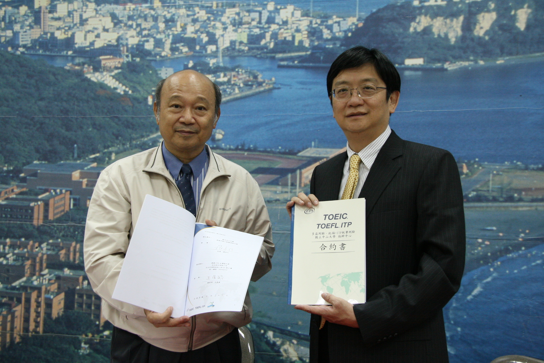 中山校長張宗仁與ETS總經理王星威簽訂合約圖片