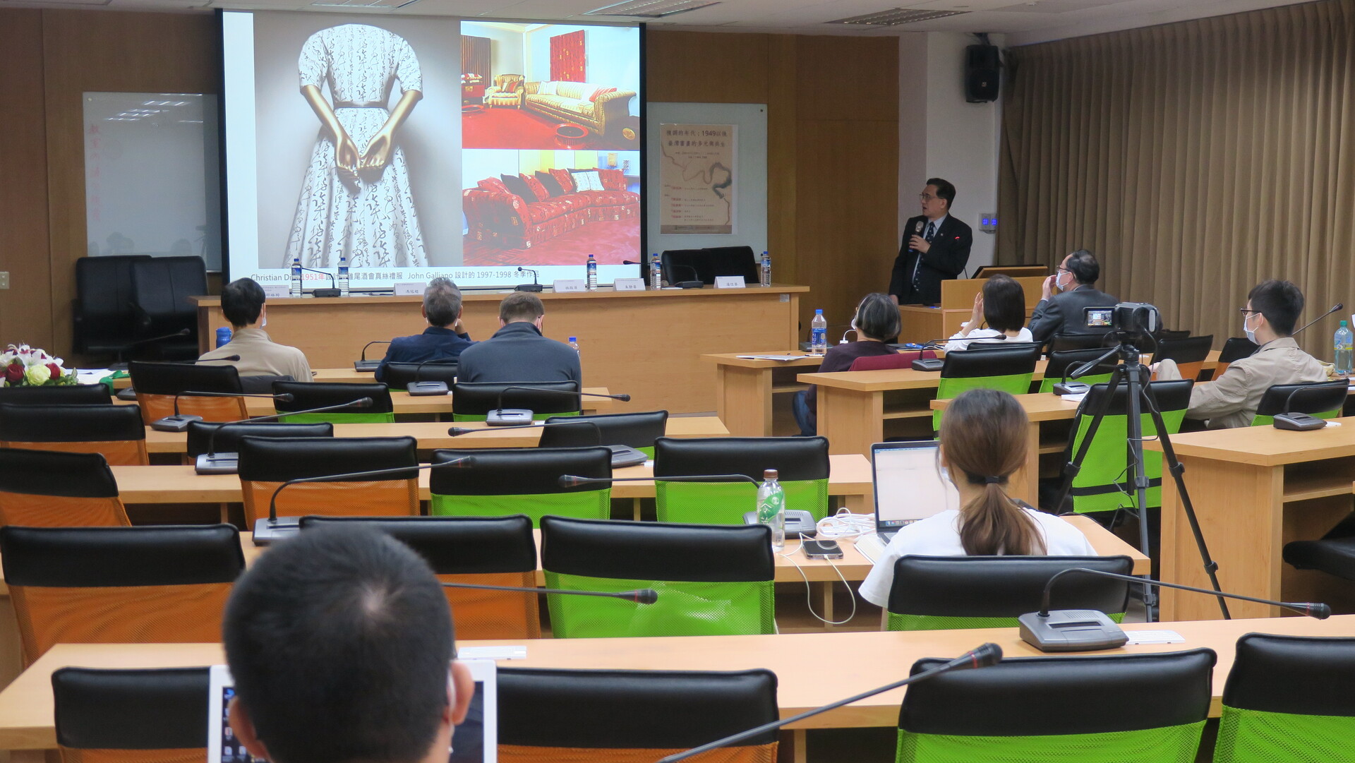 Sinologists discuss pluralistic symbiosis of calligraphy and painting in Taiwan at College of Liberal ArtsImage